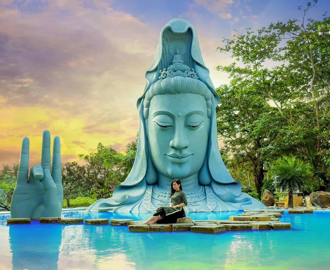 Check in trước bức tượng Phật Bà Quan Âm