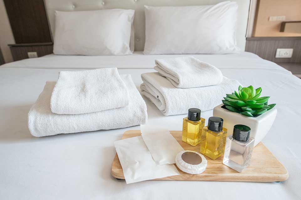 Phòng ngủ đầy đủ tiện nghi từ những vật dụng nhỏ nhất - Khách sạn Phú Yên giá rẻ